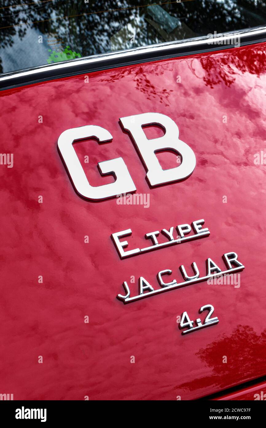Voitures Jaguar E-Type rouge des années 1960, identification du coffre arrière de la nomenclature « E Le type Jaguar 4.2 GB' est une voiture de sport britannique fabriquée Par Jaguar Cars Ltd Banque D'Images