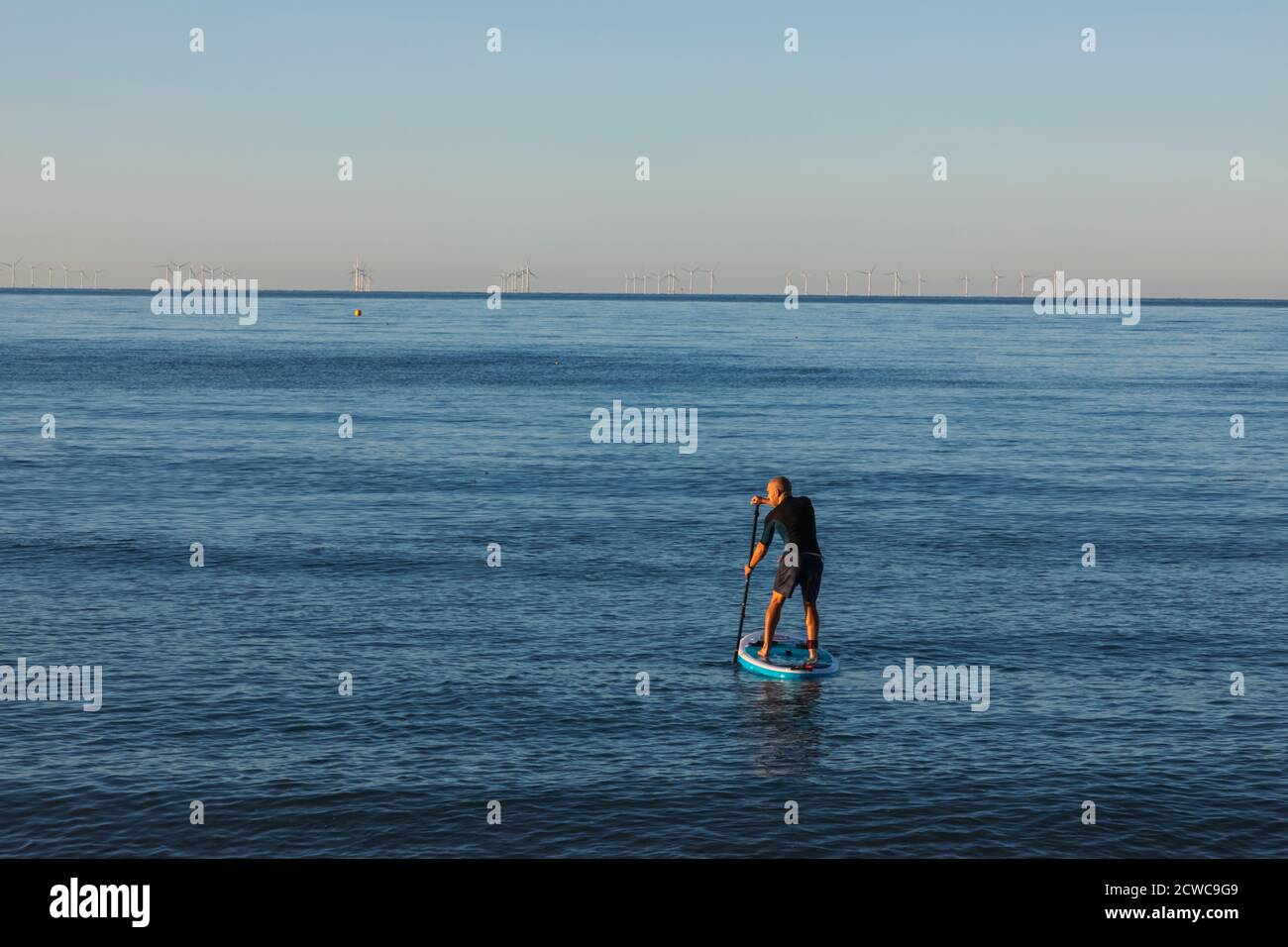 Angleterre, West Sussex, Worthing, Worthing Beach, Paddle Boarder on Calm Sea Banque D'Images