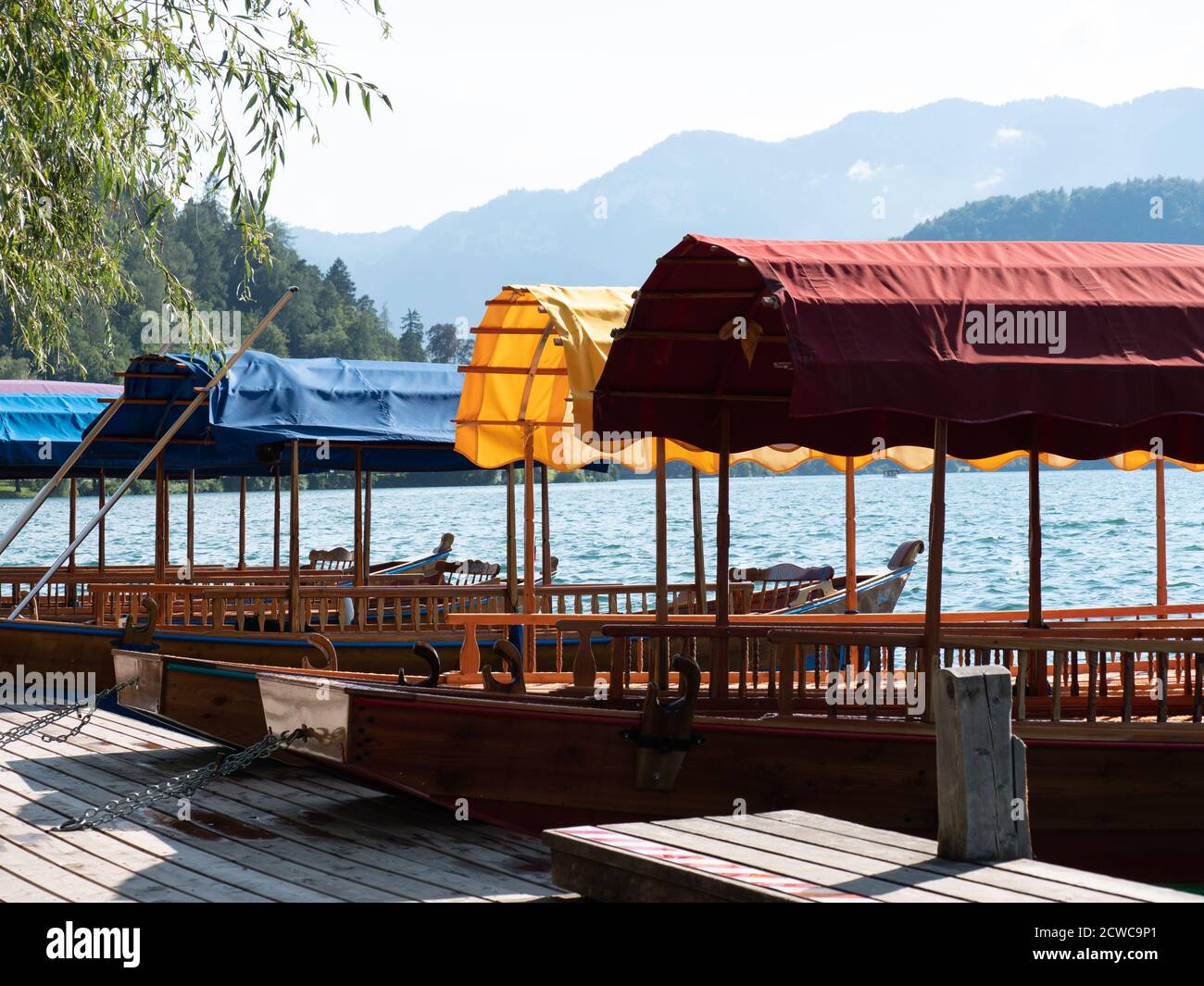 Magnifique bateau en bois sur le célèbre lac Bled en Slovénie. Le lac Bled, connu pour son château et son île, est une destination de voyage populaire. Les bateaux de tourisme sont nous Banque D'Images