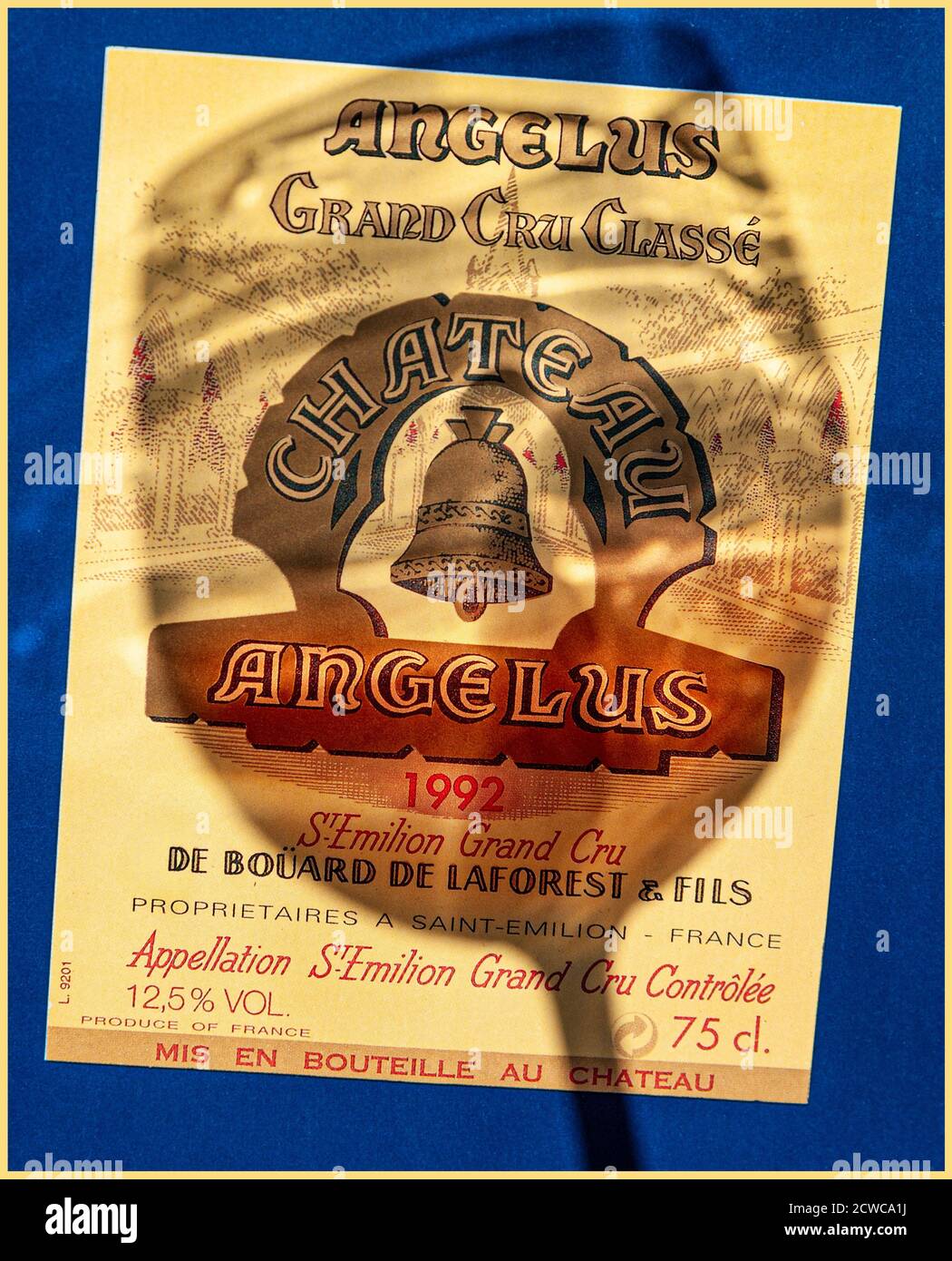 Chateau Angelus Concept De Degustation De Vin Ombre D Un Verre De Vin Tourbillonnant Sur Etiquette Du 1992 Chateau Angelus Grand Cru Classe St Emilion Grand Cru Vin Rouge Bordeaux France Photo Stock