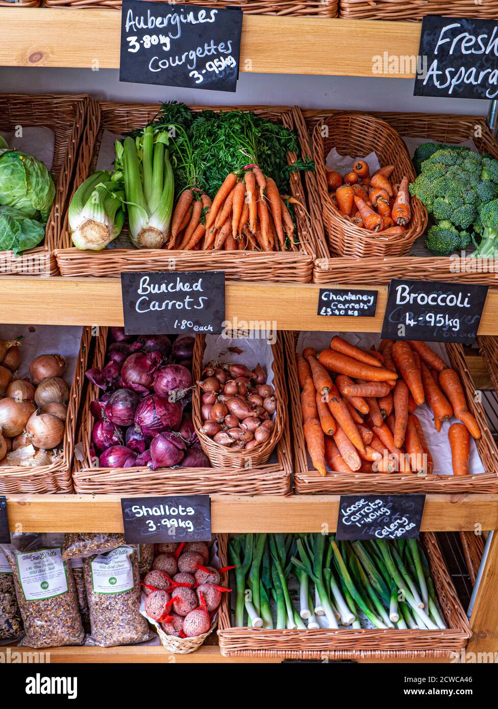 LA BOUTIQUE AGRICOLE LOCALE DU ROYAUME-UNI PRODUIT DES ÉTIQUETTES DE PRIX DE TABLEAU NOIR TRADITIONNEL ÉLEVÉ la rue produit l'intérieur de la ferme avec des fruits frais locaux et Légumes en vente en kilos tableaux noirs Stow on the Wold Cotswolds Royaume-Uni Banque D'Images