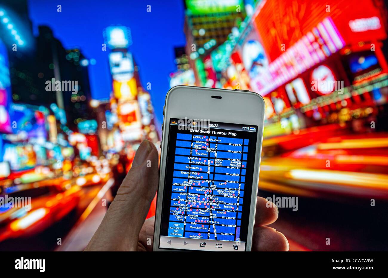 SMARTPHONE BROADWAY THEATRE CARTE WIFI THÉÂTRES BROADWAY main tenant iPhone Au crépuscule avec l'écran affichant la carte de position GPS du système de navigation par satellite Des théâtres de Broadway à Times Square Manhattan New York États-Unis Banque D'Images
