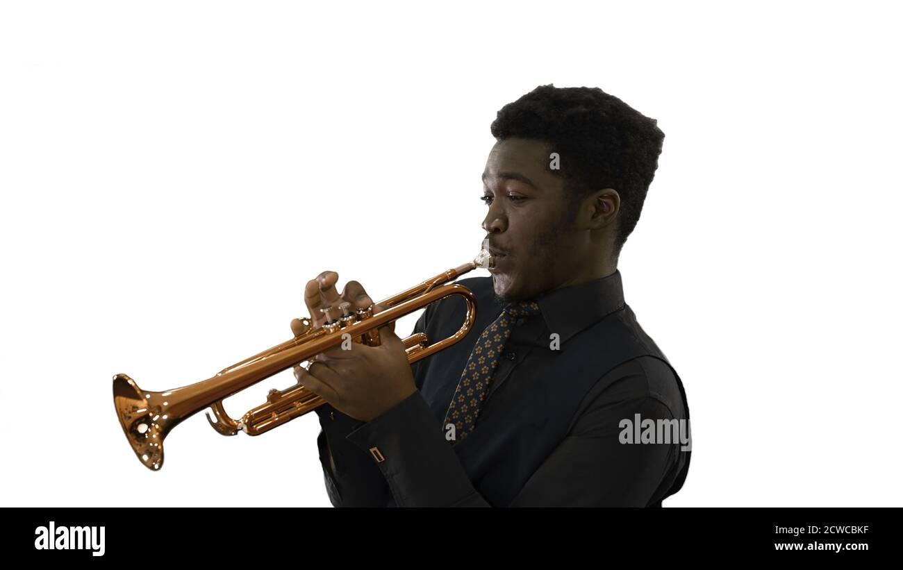Musicien afro-américain jouant la trompette expressivement sur wh Photo  Stock - Alamy