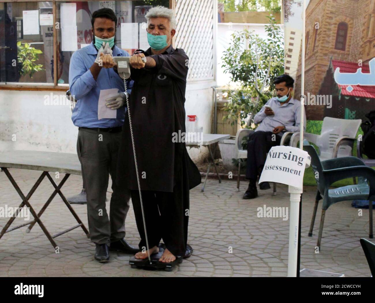 Karachi, Pakistan. 29 septembre 2020. Des journalistes sont en train d'examiner par des médecins pendant le camp médical gratuit dans le cadre de la Journée internationale du coeur organisée par l'Institut national des maladies cardiovasculaires (NICVD) tenue au club de presse de Karachi le mardi 29 septembre 2020. Credit: Asianet-Pakistan/Alamy Live News Banque D'Images