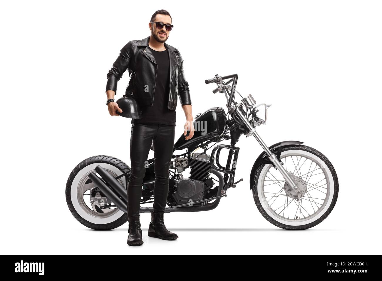 Portrait complet d'un motard dans une veste en cuir et pantalon avec  moto-hachoir isolé sur fond blanc Photo Stock - Alamy