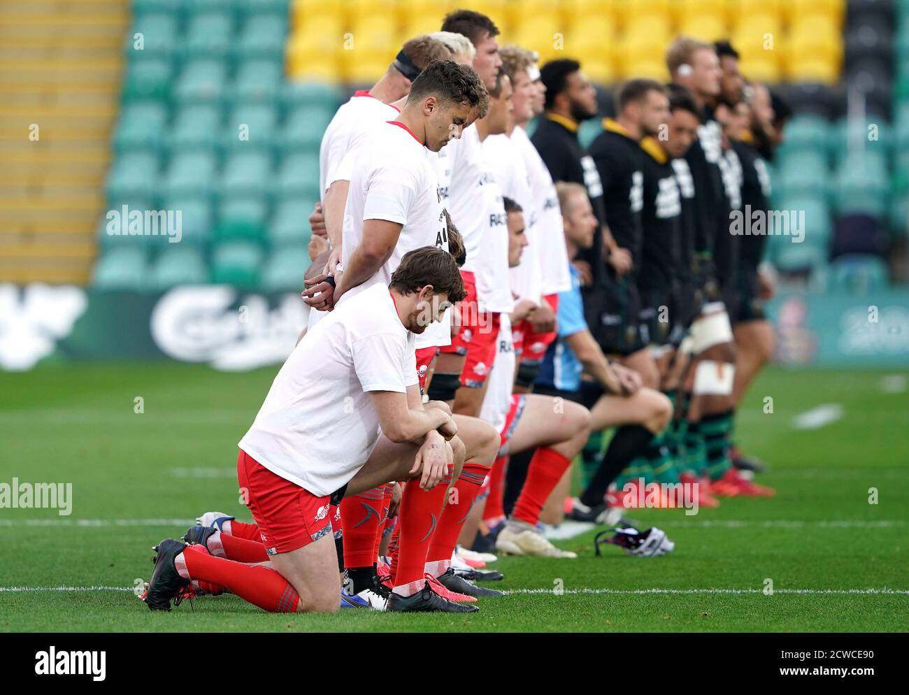 Solde Simon Hammersley prend le genou avec des coéquipiers avant le début du match Gallagher Premiership aux Franklin's Gardens, Northampton. Banque D'Images