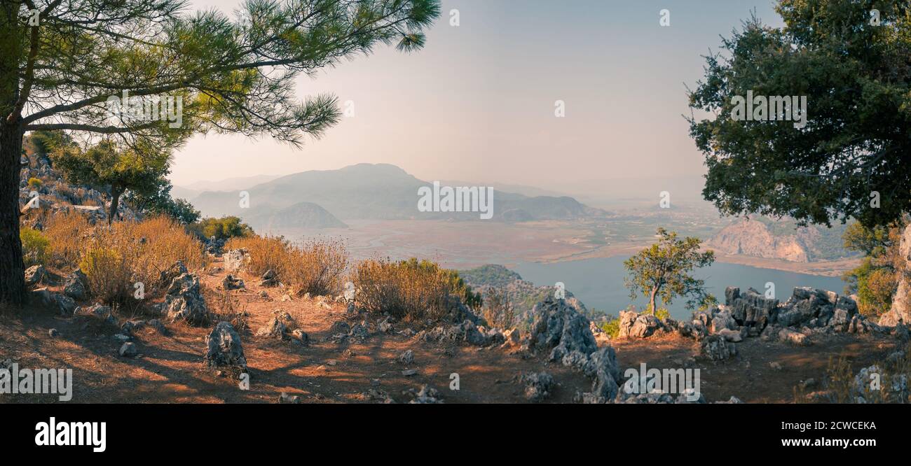 Vue panoramique à grand angle de l'estuaire et du lac Sülüngür depuis un point de vue sur la montagne Radar, Dalyan, Ortaca/Muğla, Turquie Banque D'Images