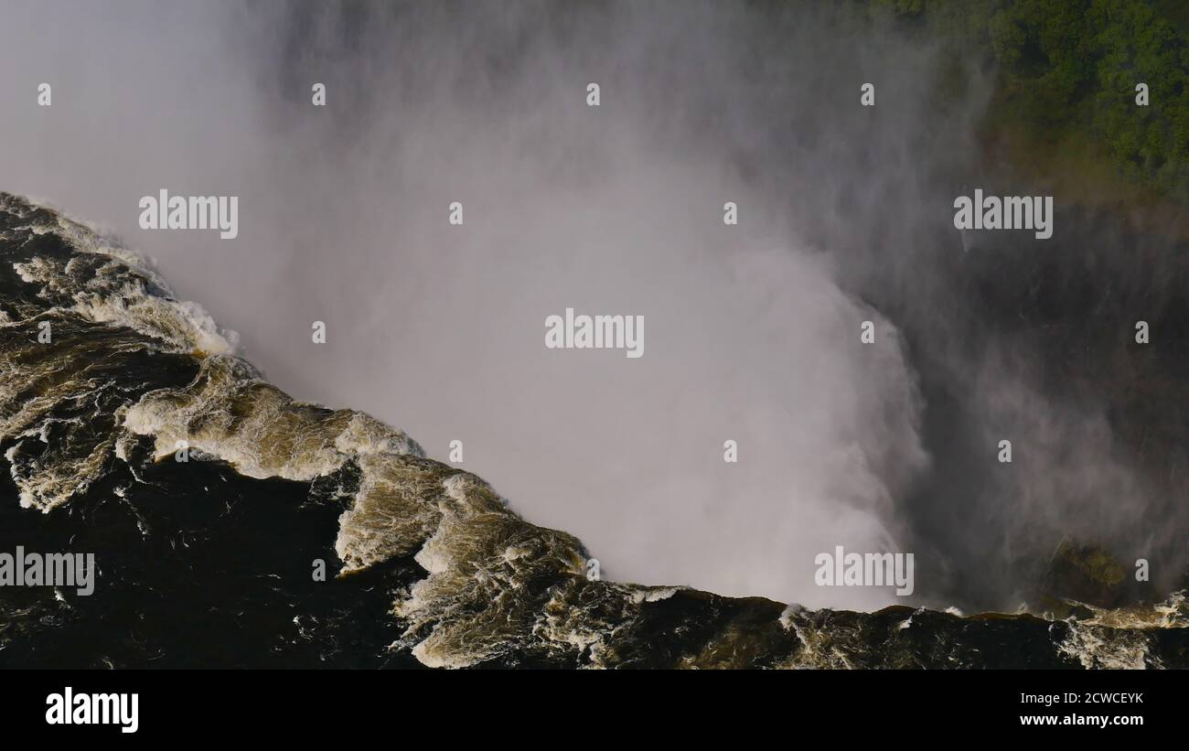 Gros plan vue aérienne dans la gorge des majestueuses et puissantes chutes Victoria avec jet d'eau énorme à la fin de la saison des pluies à partir d'un hélicoptère. Banque D'Images