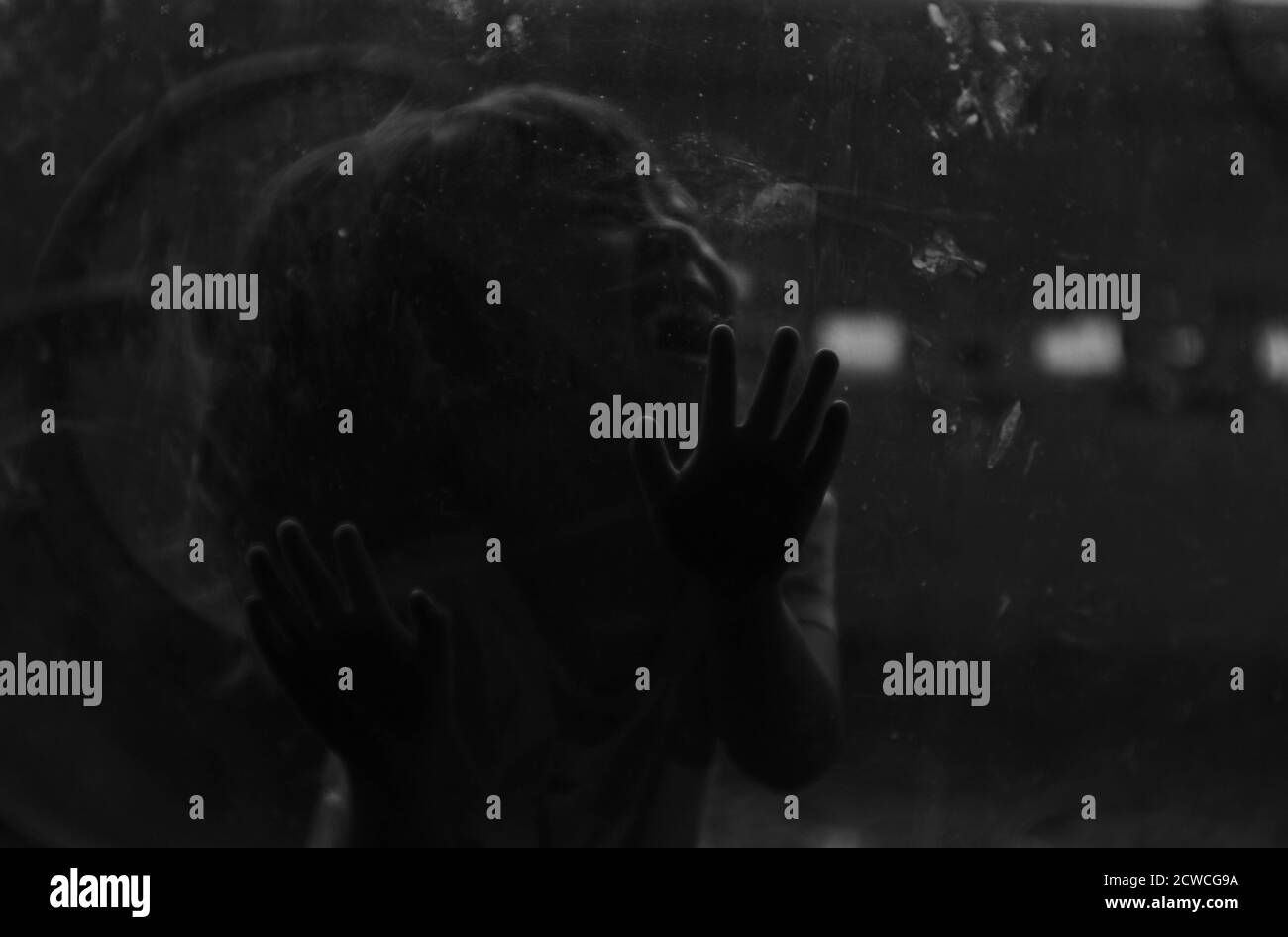 Thème de l'horreur et légende urbaine. Silhouette conceptuelle d'un enfant Blora, central Java Banque D'Images