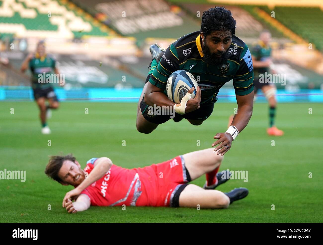 L'Ahsee Tuala de Northampton Saints marque la première tentative de son côté pendant le match Gallagher Premiership aux Franklin's Gardens, Northampton. Banque D'Images