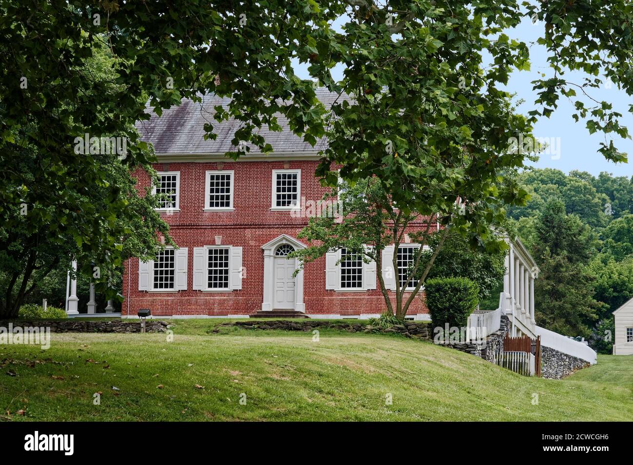 Rock Ford Plantation, maison en brique rouge, 18 siècle, vue de face, porches sur les côtés, quatre niveaux, style géorgien, arbres, herbe verte, Pennsylvanie, LANC Banque D'Images