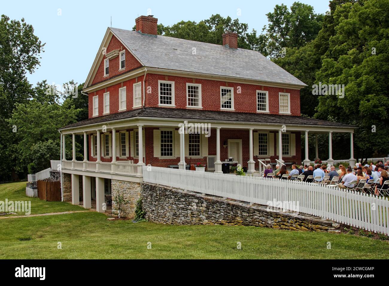 Rock Ford Plantation, maison en brique rouge, 18 siècle, quatre niveaux, porche, style géorgien, personnes assises dans des chaises, mariage, Pennsylvanie, Lancaster, PA Banque D'Images
