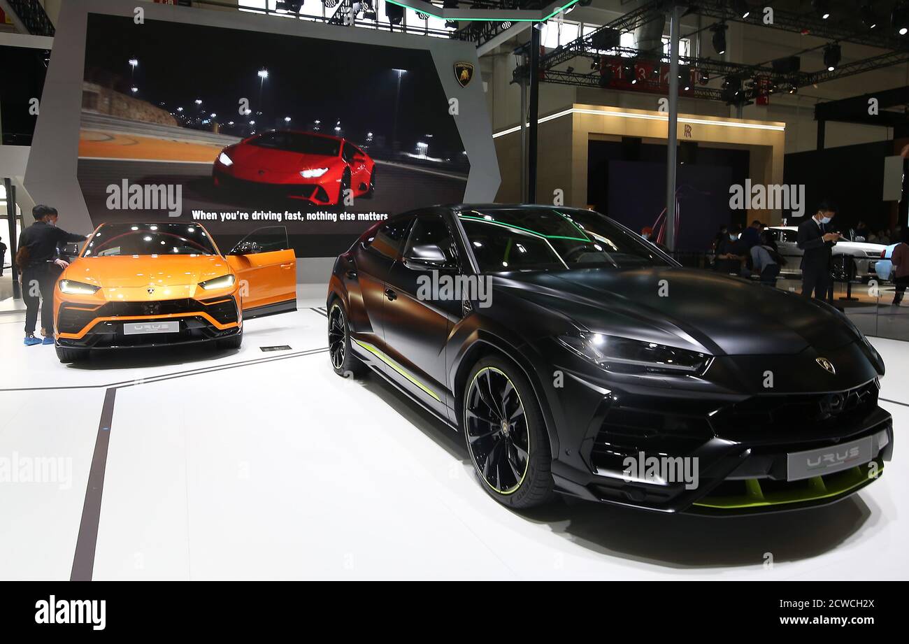 Pékin, Chine. 29 septembre 2020. Les modèles URUS de Lamboghini sont exposés au salon international Auto China à Beijing le mardi 29 septembre 2020. Des milliers d'acheteurs et de fans potentiels de nouvelles voitures se sont enfermés dans l'un des plus grands salons de l'auto au monde quelques mois seulement après que la capitale chinoise ait levé toutes les mesures de protection obligatoires Covid-19. Photo de Stephen Shaver/UPI crédit: UPI/Alay Live News Banque D'Images