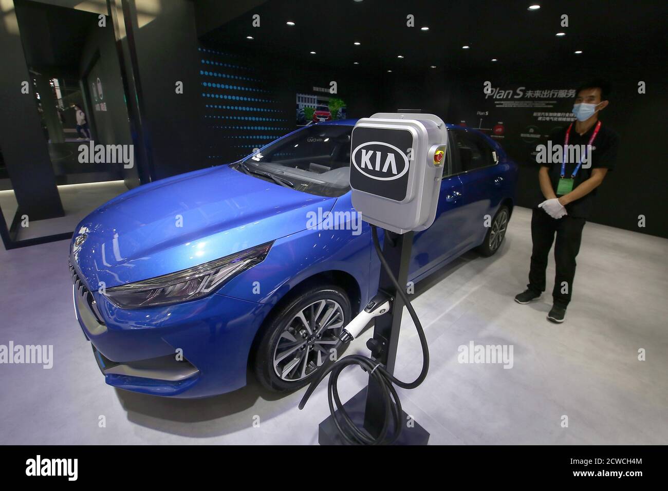 Pékin, Chine. 29 septembre 2020. Les nouvelles voitures K3 EV DE KIA sont exposées au salon international Auto China à Pékin le mardi 29 septembre 2020. Des milliers d'acheteurs et de fans potentiels de nouvelles voitures se sont enfermés dans l'un des plus grands salons de l'auto au monde quelques mois seulement après que la capitale chinoise ait levé toutes les mesures de protection obligatoires Covid-19. Photo de Stephen Shaver/UPI crédit: UPI/Alay Live News Banque D'Images