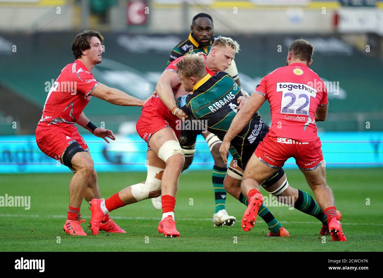 Le David Ribbans de Northampton Saints est attaqué par Jean-Luc du Preez de sale Sharks lors du match de Premiership Gallagher au Franklin's Gardens, à Northampton. Banque D'Images
