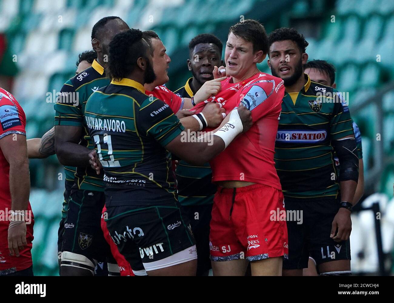 Northampton Saints Taqele Naiyaravoro (à gauche) et sale Sharks Sam James s'affrontent lors du match Gallagher Premiership aux Franklin's Gardens, Northampton. Banque D'Images