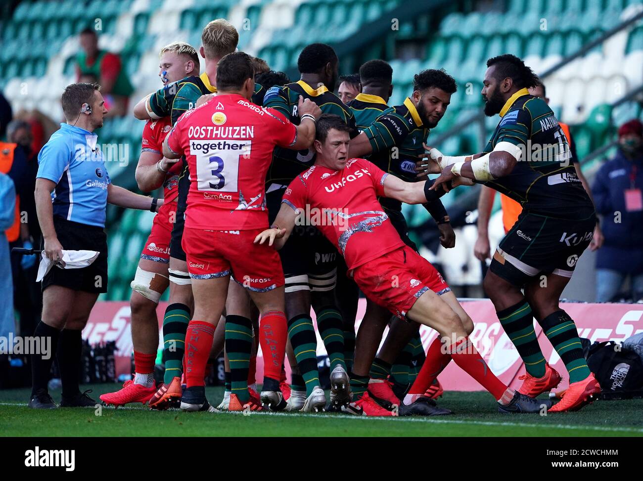 Northampton Saints Taqele Naiyaravoro (à droite) et sale Sharks Sam James s'affrontent lors du match Gallagher Premiership aux Franklin's Gardens, Northampton. Banque D'Images