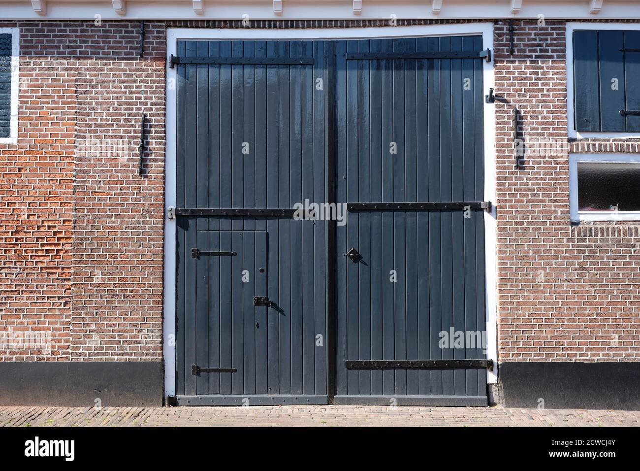 Mur de l'ancienne grange en bois avec porte Banque D'Images