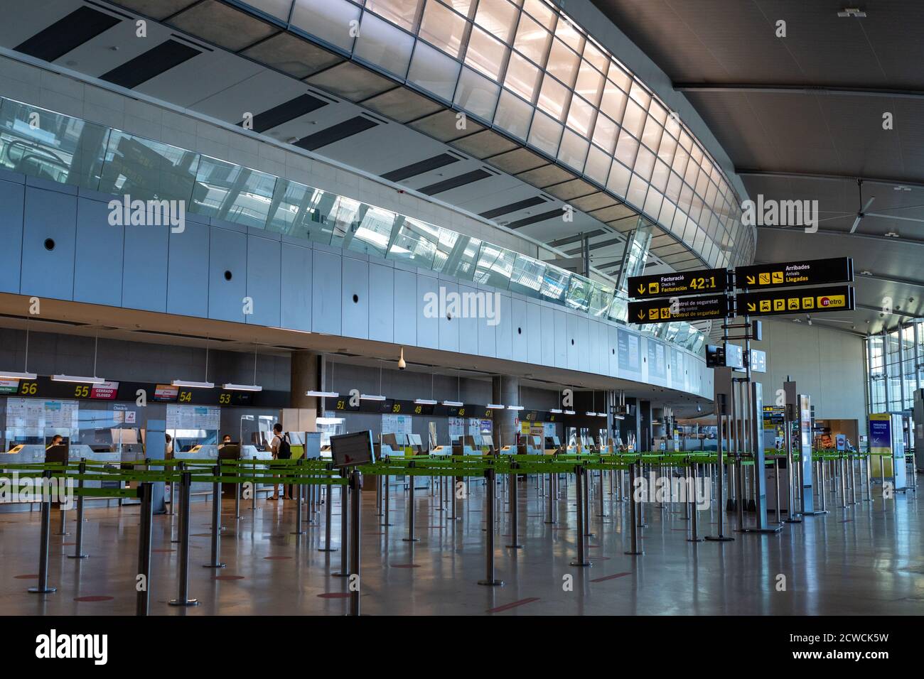 Valence, Espagne - 4 août 2020. Une seule personne au comptoir d'enregistrement pendant la pandémie du coronavirus. Aéroport de Valence, Manises. Banque D'Images