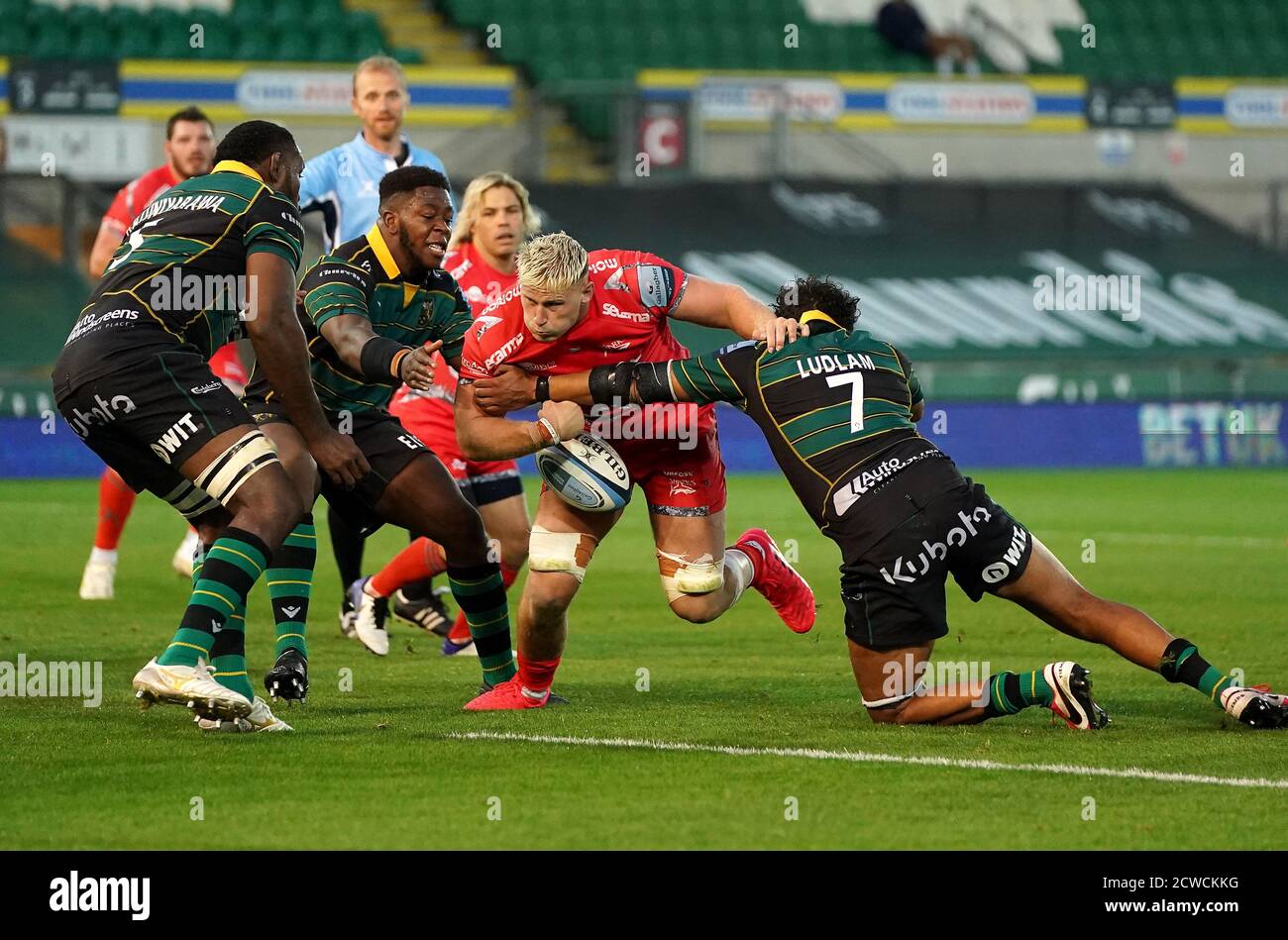 Vente Robert du Preez de Sharks est attaqué par Lewis Ludlam (à droite) de Northampton Saints lors du match Gallagher Premiership aux Franklin's Gardens, Northampton. Banque D'Images