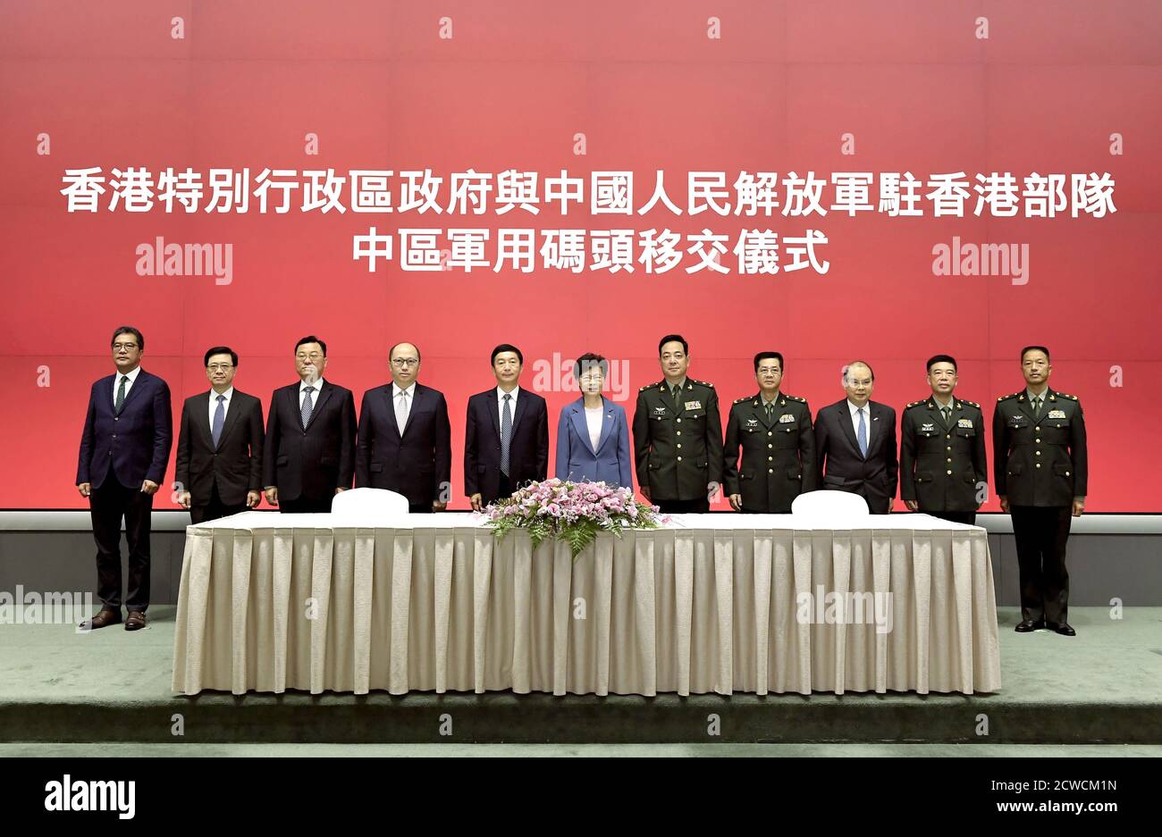 Hong Kong. 29 septembre 2020. La photo prise le 29 septembre 2020 montre la cérémonie de remise du quai militaire central à Hong Kong, dans le sud de la Chine. Le gouvernement de la région administrative spéciale de Hong Kong (HKSAR) a remis mardi le quai militaire central à la garnison de l'Armée populaire de libération chinoise (APL) dans la région administrative spéciale de Hong Kong (HKSAR). Credit: Xinhua/Alay Live News Banque D'Images