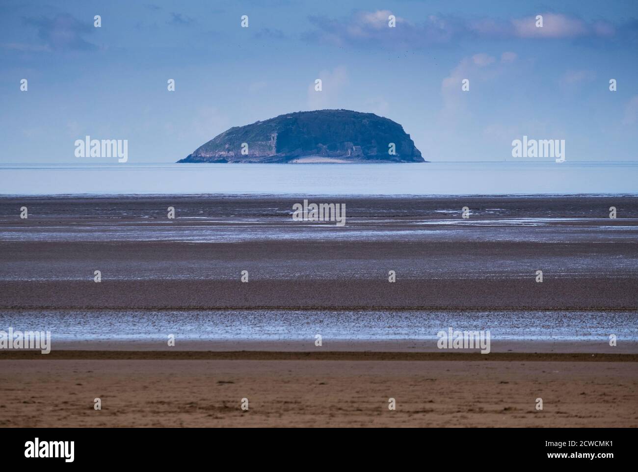 Une vue de Flat Holm Island dans le Canal de Bristol vu de Weston Super Mare, Angleterre. Banque D'Images