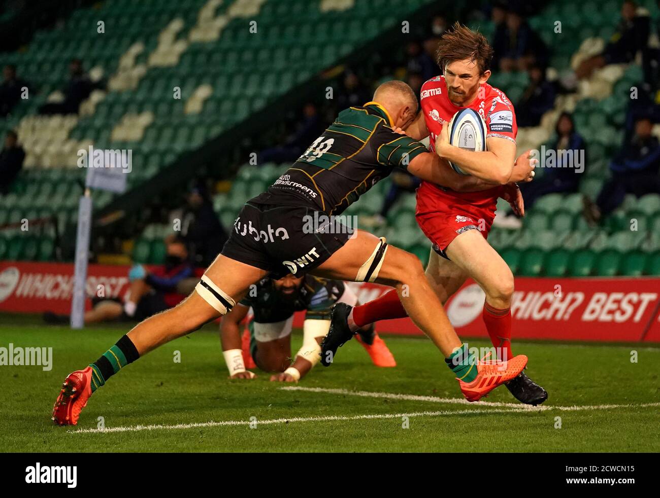 Vente Simon Hammersley (à droite) de Sharks est abordé par Nick Isiekwe de Northampton Saints lors du match de Premiership Gallagher aux Franklin's Gardens, Northampton. Banque D'Images