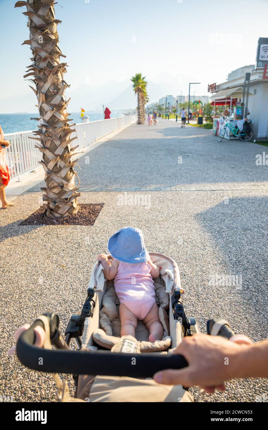 Antalya, Turquie - 2.09.2020: Marche avec bébé sur la plage de sable de  Konyaalti et les montagnes Taurus au coucher du soleil, Antalya, Turquie  Photo Stock - Alamy