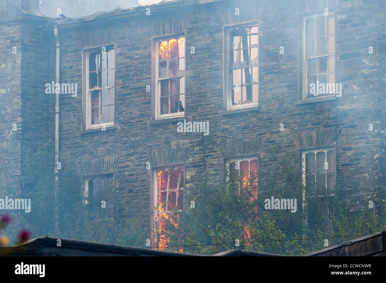 Skibbereen, West Cork, Irlande. 29 septembre 2020. Les pompiers des stations de West Cork sont en train de faire feu dans l'ancien couvent de Skibbereen ce soir, l'alarme a été déclenchée juste après 16h cet après-midi. Des équipes de Gardai et d'Ambulance sont également présentes. L'incendie survient après que le Conseil du comté de Cork a accordé la semaine dernière l'autorisation de planification pour le réaménagement de 10 millions d'euros du site. Crédit : AG News/Alay Live News Banque D'Images