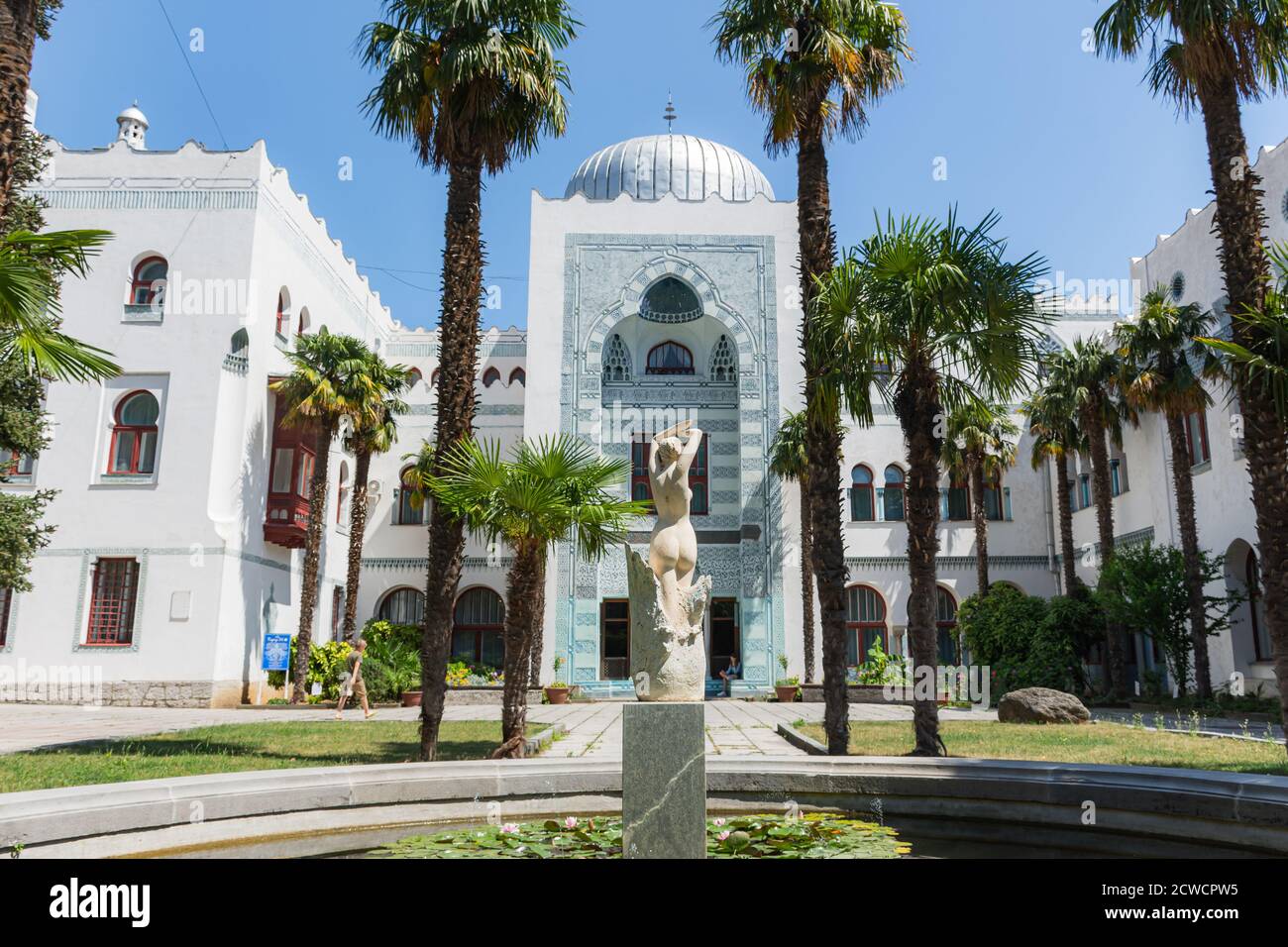 Palais Dulber Yalta Crimée 16 juin 2019. Vue sur le bâtiment principal à travers la fontaine avec une statue. Centre de santé de style oriental. Un très populaire tou Banque D'Images