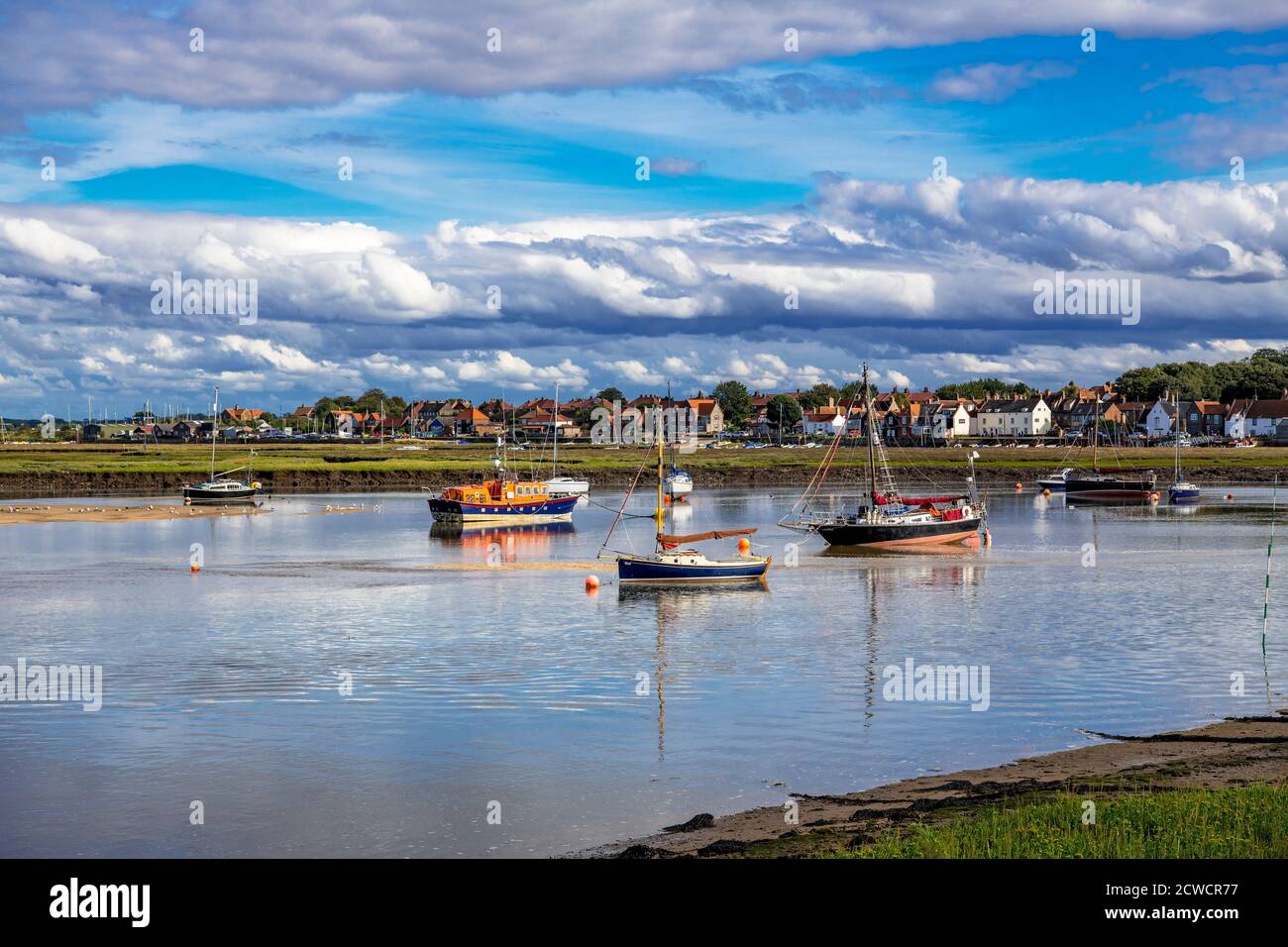 Bateaux amarrés estuaire Wells Suivant la mer Nord Norfolk Angleterre Banque D'Images