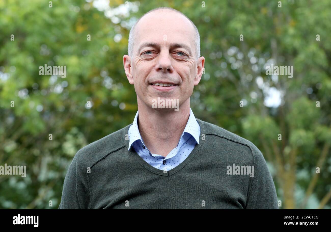 28 septembre 2020, Mecklembourg-Poméranie occidentale, Röbel: Jörg Hahn, directeur général d'optimal Media GmbH, lors d'un événement de presse pour présenter le projet conjoint d'optimal Media GmbH et du parc naturel de Nosenliner/Schwinzer Heide "jeunes géants pour les 100 prochaines années" pour la restructuration forestière. La société de médias soutient le parc naturel avec le financement de campagnes de plantation d'arbres, entre autres choses. Photo: Bernd Wüstneck/dpa-Zentralbild/ZB Banque D'Images