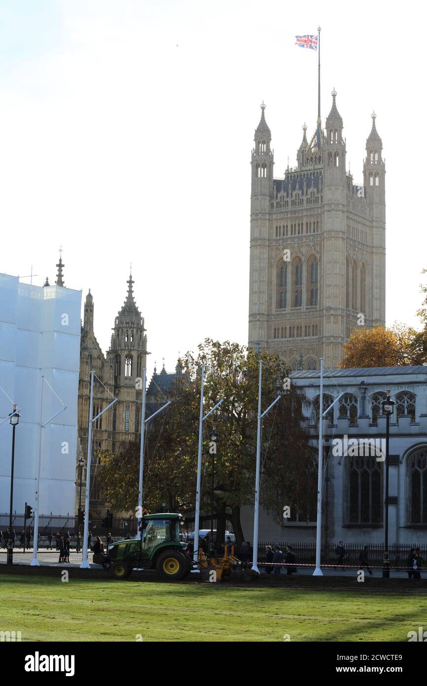 Les paysagistes ont vu travailler sur la nouvelle pelouse posée sur le jardin de la place du Parlement, à Londres. Banque D'Images