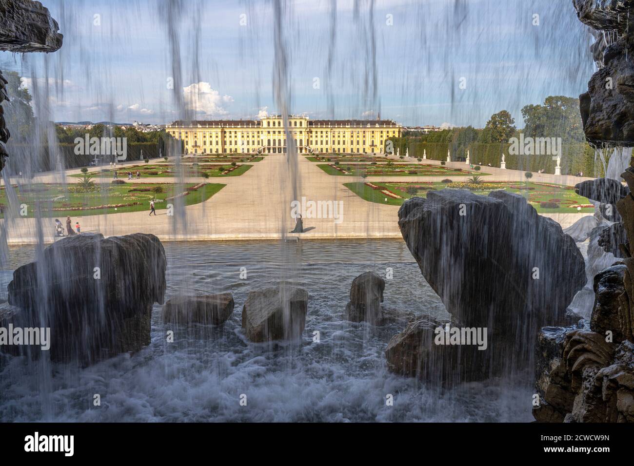 Blick durch den Neptunbrunnen auf Park und Schloss Schönbrunn, UNESCO Welterbe à Wien, Österreich, Europa | vue à travers la fontaine Neptune à SC Banque D'Images