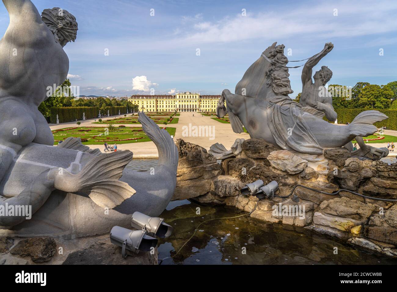 Blick durch den Neptunbrunnen auf Park und Schloss Schönbrunn, UNESCO Welterbe à Wien, Österreich, Europa | vue à travers la fontaine Neptune à SC Banque D'Images