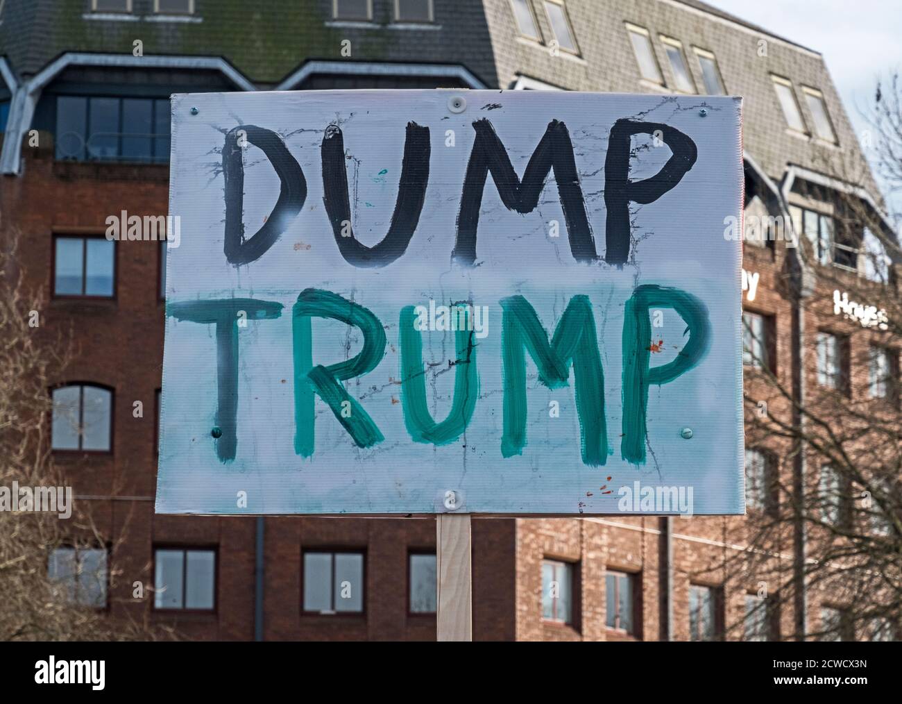 Un écriteau avec le slogan « DUMP TRUMP » lors d'une manifestation contre la politique d'immigration du président américain Donald Trump et sa proposition de visite d'État au Royaume-Uni à Bristol, au Royaume-Uni, le 4 février 2017 Banque D'Images