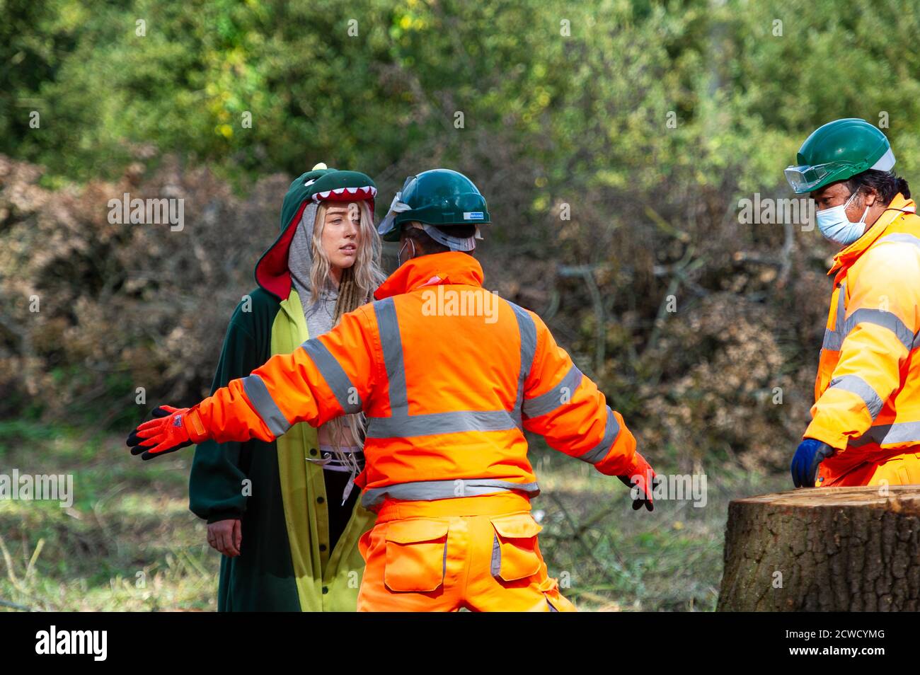 Denham, Royaume-Uni. 29 septembre 2020. HS2 essayez de garder une jeune femme protecteur d'arbre de regarder l'abattage de l'arbre. Aujourd'hui, les coupe-arbres décoraient des arbres pour HS2 dans le Denham Country Park, dans une zone où les protecteurs d'arbres HS2 Rebellion sont publics et à l'extérieur de la zone dans laquelle HS2 est autorisé à travailler. Environ 28 agents NET Enforcement et agents de sécurité HS2 ont empêché les protecteurs d'arbre de regarder l'évolution de la destruction des arbres. Les travaux de construction du HS2 mettent en péril 693 sites fauniques, 108 anciennes terres boisées et 33 ISSS. Crédit : Maureen McLean/Alay Live News Banque D'Images