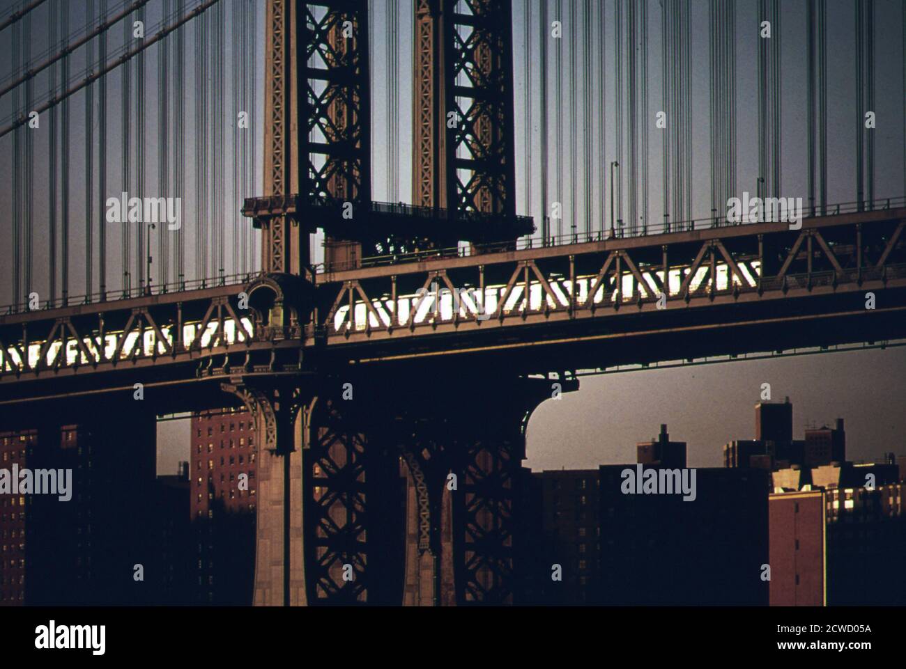 Métro sur le pont de Brooklyn à Manhattan New York ca. Mai 1974 - New York années 1970 Banque D'Images