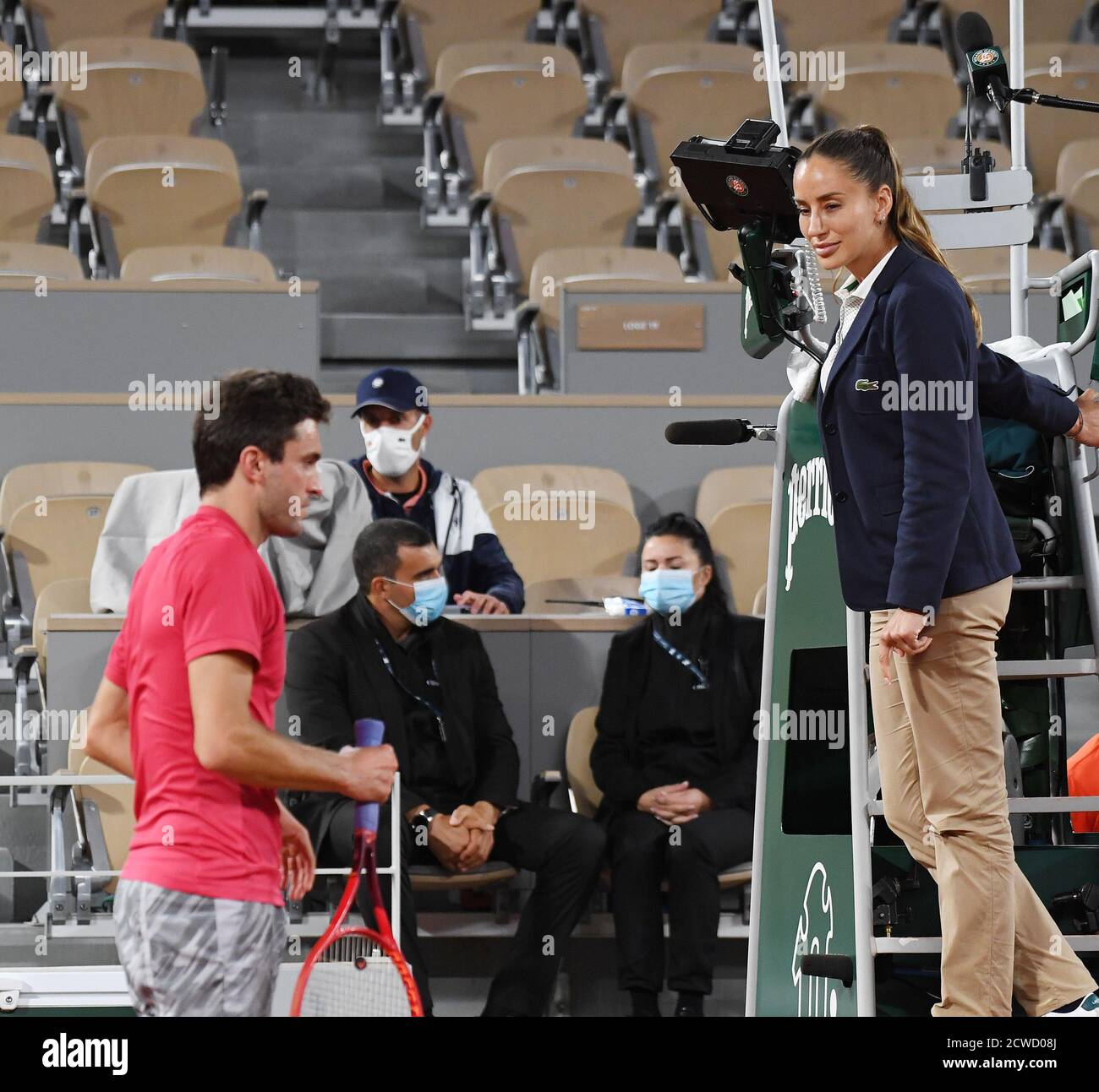 Paris, France. 29 septembre 2020. Roland Garros Paris French Open 2020 jour  3 Gilles Simon (FRA) discute d'un appel téléphonique avec l'arbitre grec  Eva Asderaki au premier tour du match Credit: Roger
