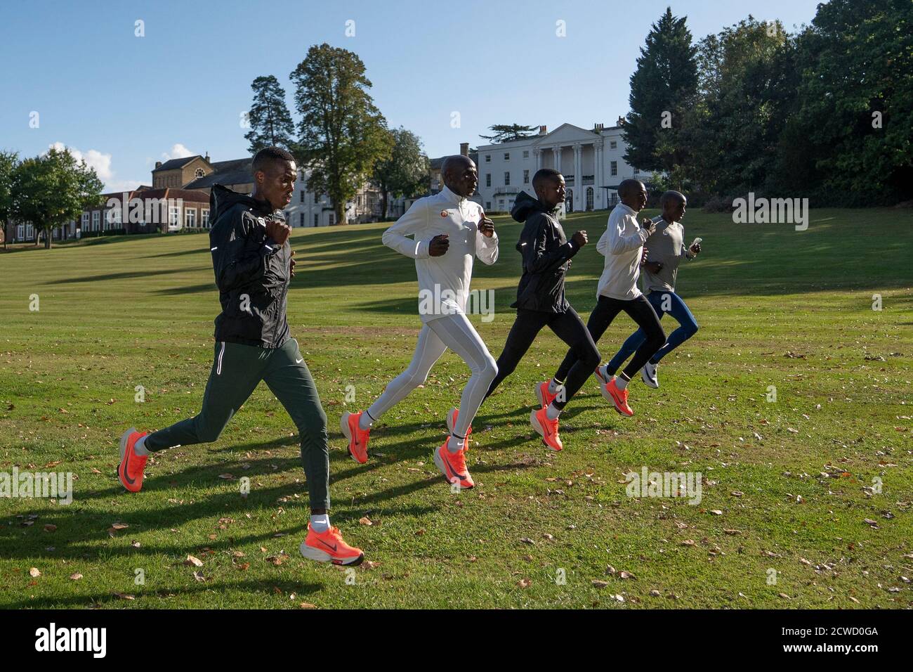 Eric Kiptanui, Gideon Kipketer, Noah Kipkemimi, Jonathan Korir et Eliud Kipchoge s'entraînent ensemble dans le parc de l'hôtel officiel et de la bulle de biosecure pour le marathon historique de Londres de Virgin Money 2020, une seule élite, le dimanche 4 octobre. La 40e course aura lieu sur un circuit en boucle fermée autour du parc St James's dans le centre de Londres. Banque D'Images