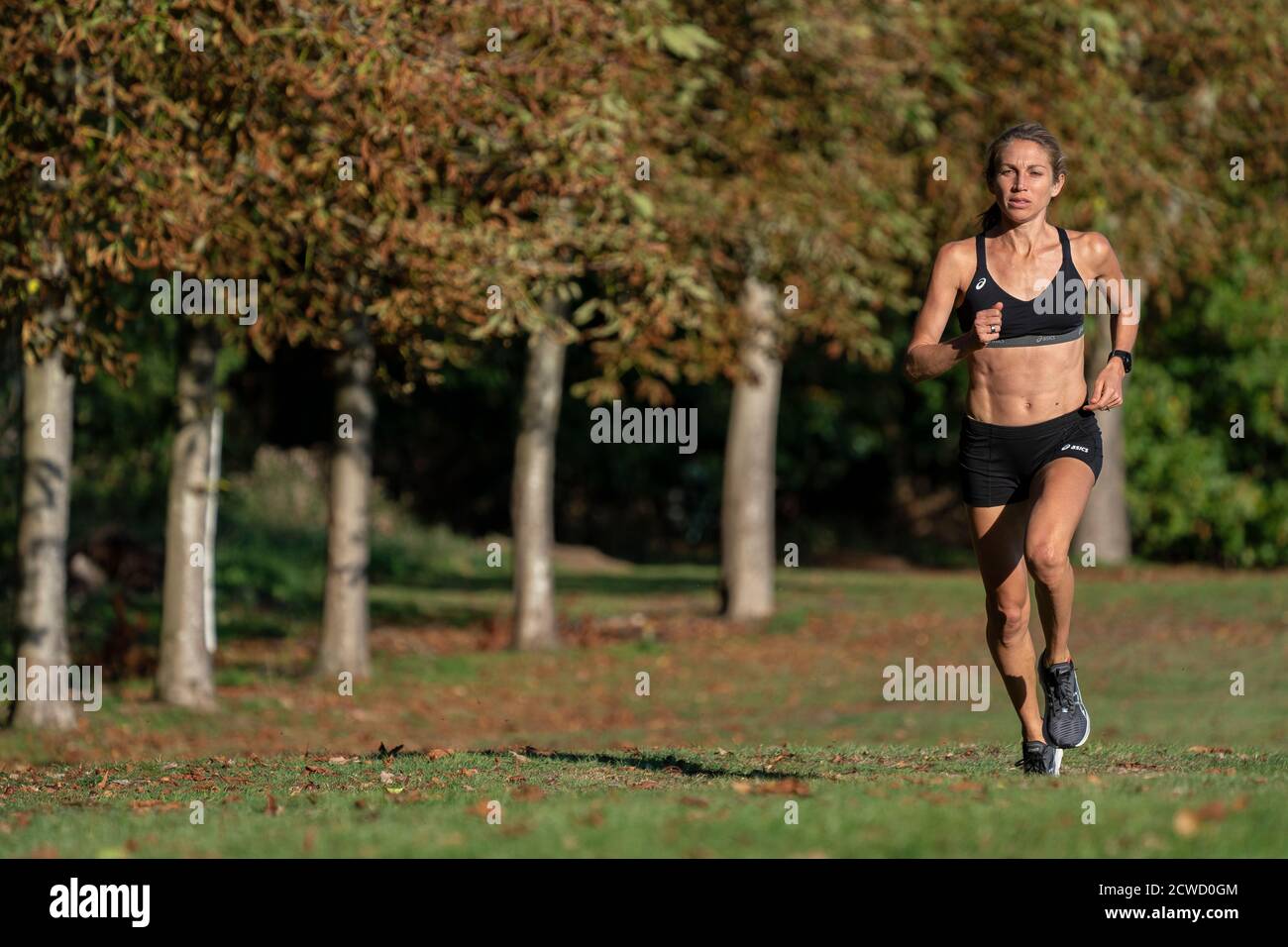 Le Sara Hall des États-Unis s'entraîne dans le parc de l'hôtel officiel et la bulle de biosecure pour le marathon de Londres 2020 Virgin Money, une élite historique, le dimanche 4 octobre. La 40e course aura lieu sur un circuit en boucle fermée autour du parc St James's dans le centre de Londres. Banque D'Images