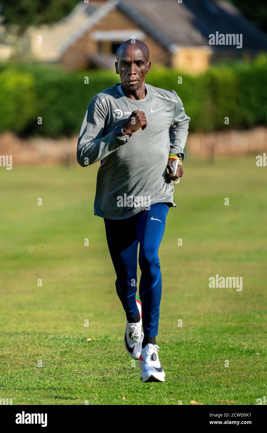 Le Kenya Eliud Kipchoge s'entraîne dans le parc de l'hôtel officiel et la bulle de biosecure pour le marathon de Londres Virgin Money de 2020, une élite historique, le dimanche 4 octobre. La 40e course aura lieu sur un circuit en boucle fermée autour du parc St James's dans le centre de Londres. Banque D'Images