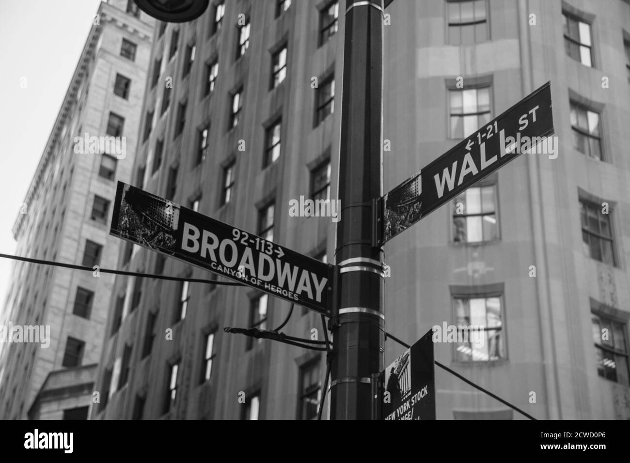 Panneau Broadway et panneau mural avec un grand gratte-ciel en arrière-plan Banque D'Images