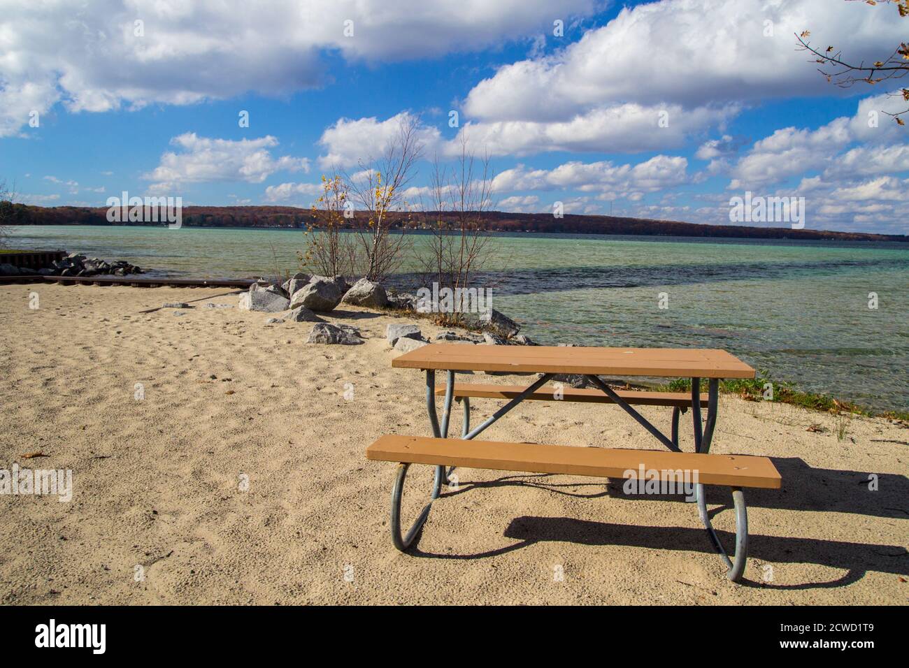 Higgins Lake Michigan. Belle journée d'été ensoleillée sur la plage de sable du parc national de Higgins Lake dans le nord du Michigan. Banque D'Images