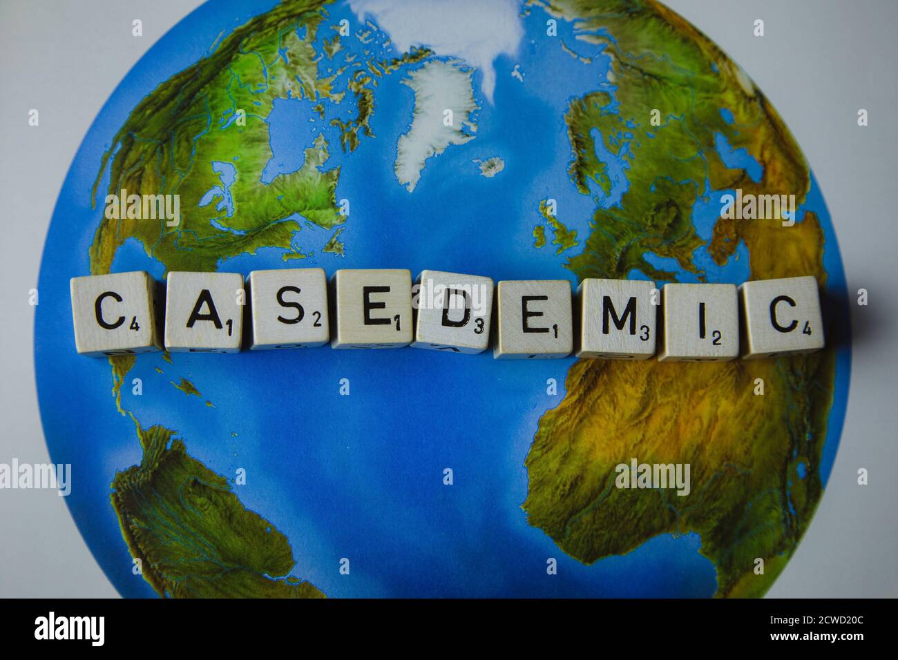 Des lettres orthographiant « casémique » pendant une pandémie de covid Banque D'Images