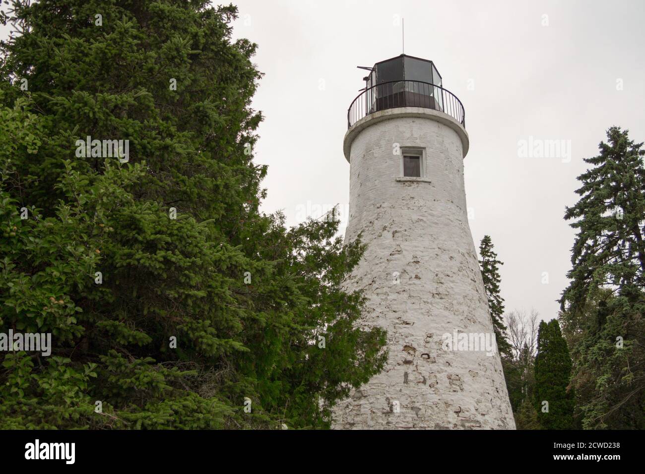 L'ancien phare de l'île de Presque sur les rives éloignées du lac Huron. Le phare est soi-disant hanté par un gardien de phare précédent. Banque D'Images