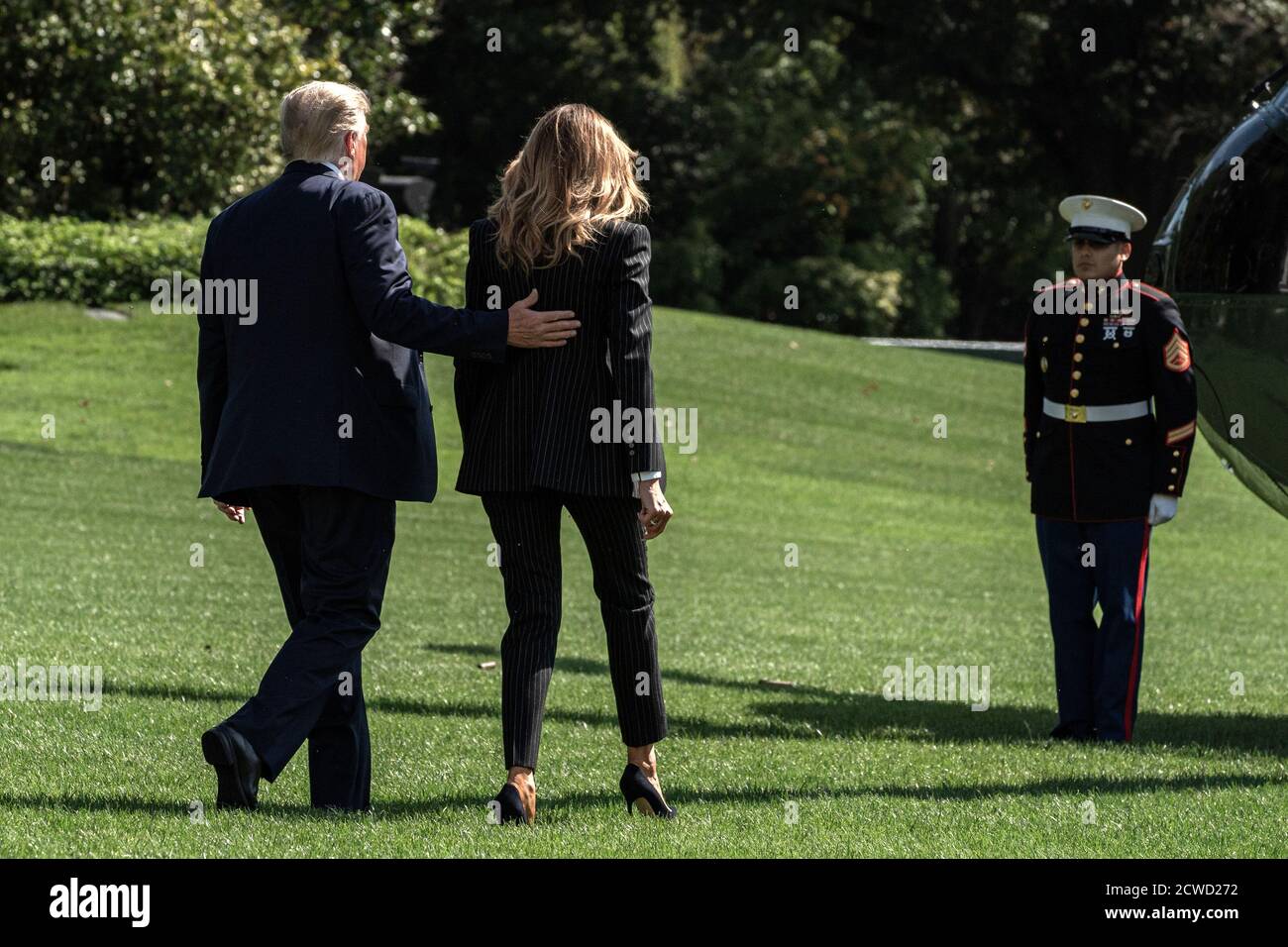 Le président américain Donald J. Trump et la première dame Melania Trump traversent la South Lawn pour rejoindre Marine One à la Maison Blanche à Washington, DC, le lundi 28 septembre 2020. Trump voyage pour participer au premier débat présidentiel contre l'ancien vice-président Joe Biden à Cleveland, Ohio.Credit: Ken Cedeno/Pool via CNP | usage dans le monde entier Banque D'Images