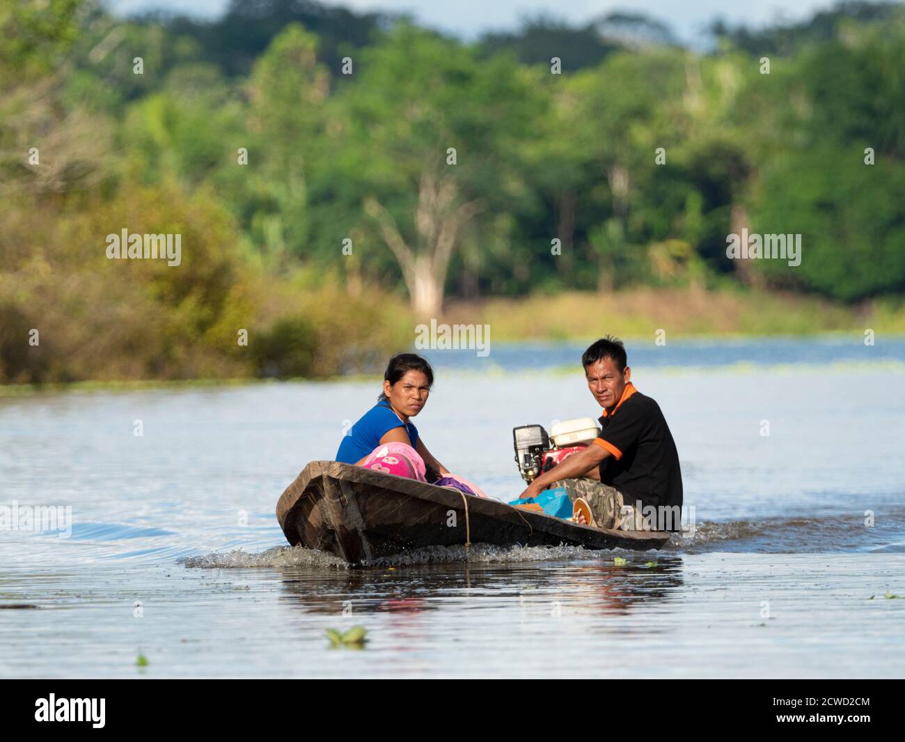 Un bateau familial allant au marché sur le lac Clavero, bassin de l'Amazone, Pérou. Banque D'Images