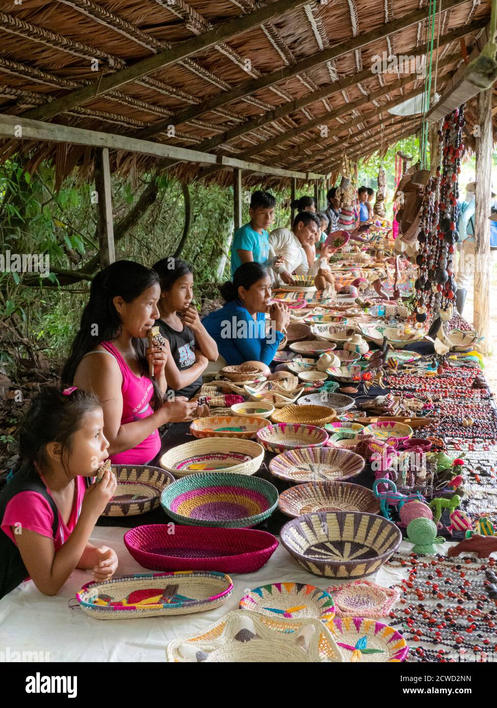 Des artisans locaux vendent leurs marchandises dans le Parc naturel de l'Amazone, bassin de l'Amazone, Loreto, Pérou. Banque D'Images