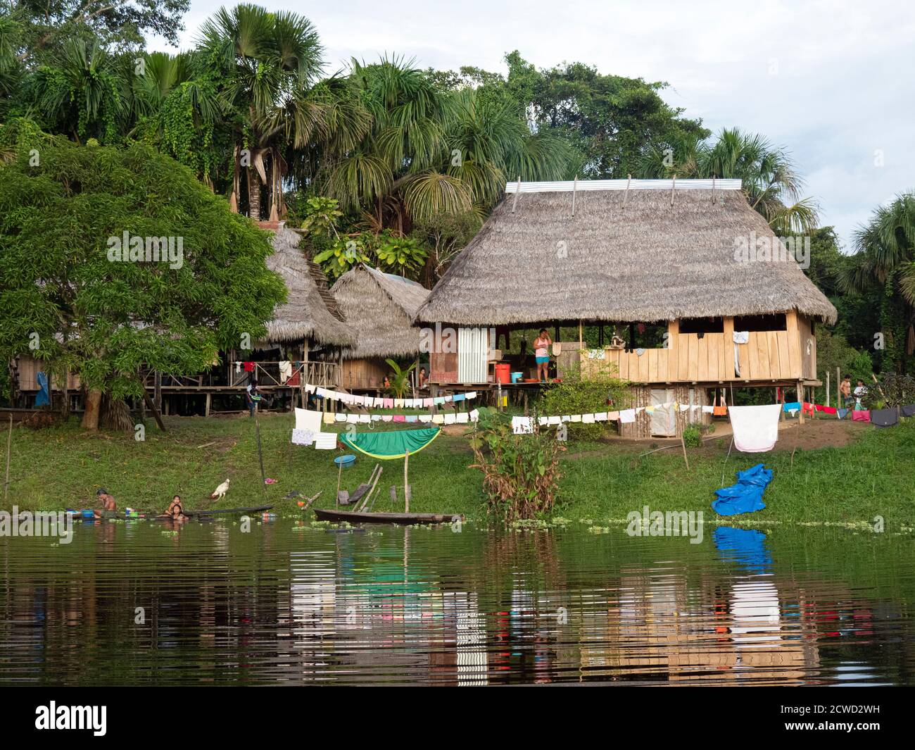 Séchage de linge dans une petite communauté sur le fleuve Yanayacu, bassin de l'Amazone, Loreto, Pérou. Banque D'Images
